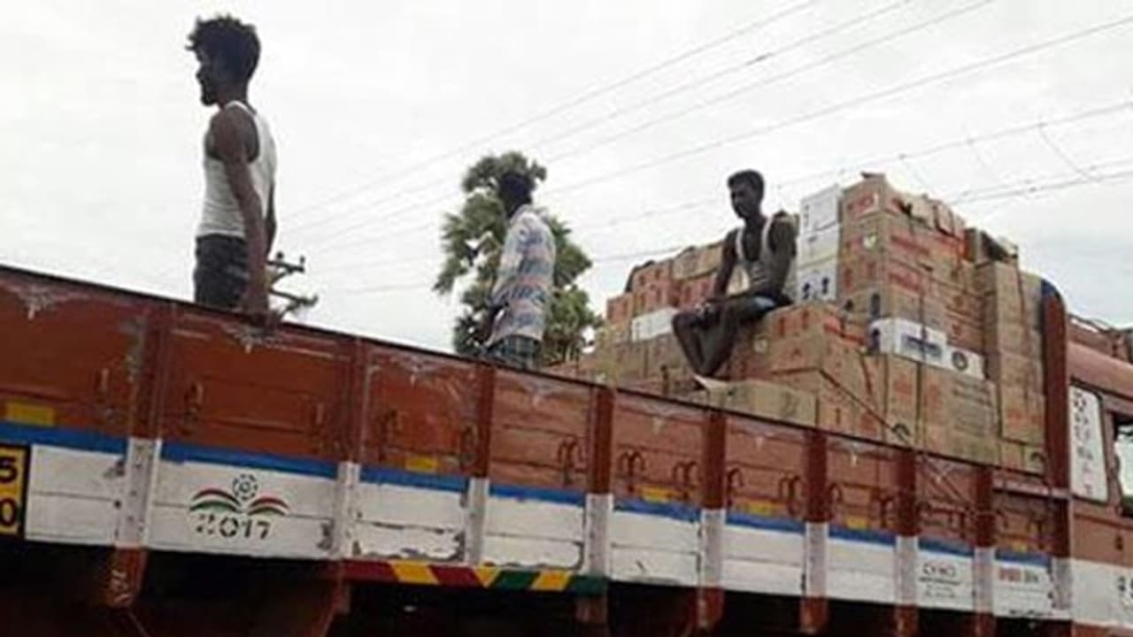 "ரேஷன் பொருட்கள் அவசரம்" ஸ்டிக்கர் ஒட்டப்பட்ட லாரியில் மதுபாட்டில்கள் சப்ளை...! "ரேஷன் பொருட்கள் அவசரம்" ஸ்டிக்கர் ஒட்டப்பட்ட லாரியில் மதுபாட்டில்கள் சப்ளை...!