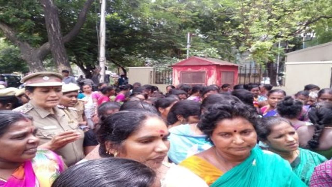 சிபிசிஎல் நிறுவனத்துக்கு கடும் எதிர்ப்பு – கமிஷனர் அலுவலகத்தை மீனவ பெண்கள் முற்றுகை சிபிசிஎல் நிறுவனத்துக்கு கடும் எதிர்ப்பு – கமிஷனர் அலுவலகத்தை மீனவ பெண்கள் முற்றுகை