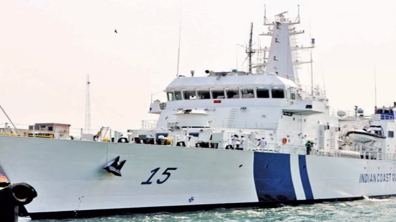 சென்னை வந்ததது ஐ.சி.ஜி.எஸ்.ஷானாக் உற்சாக வரவேற்பு அளித்த அதிகாரிகள் சென்னை வந்ததது ஐ.சி.ஜி.எஸ்.ஷானாக் உற்சாக வரவேற்பு அளித்த அதிகாரிகள்