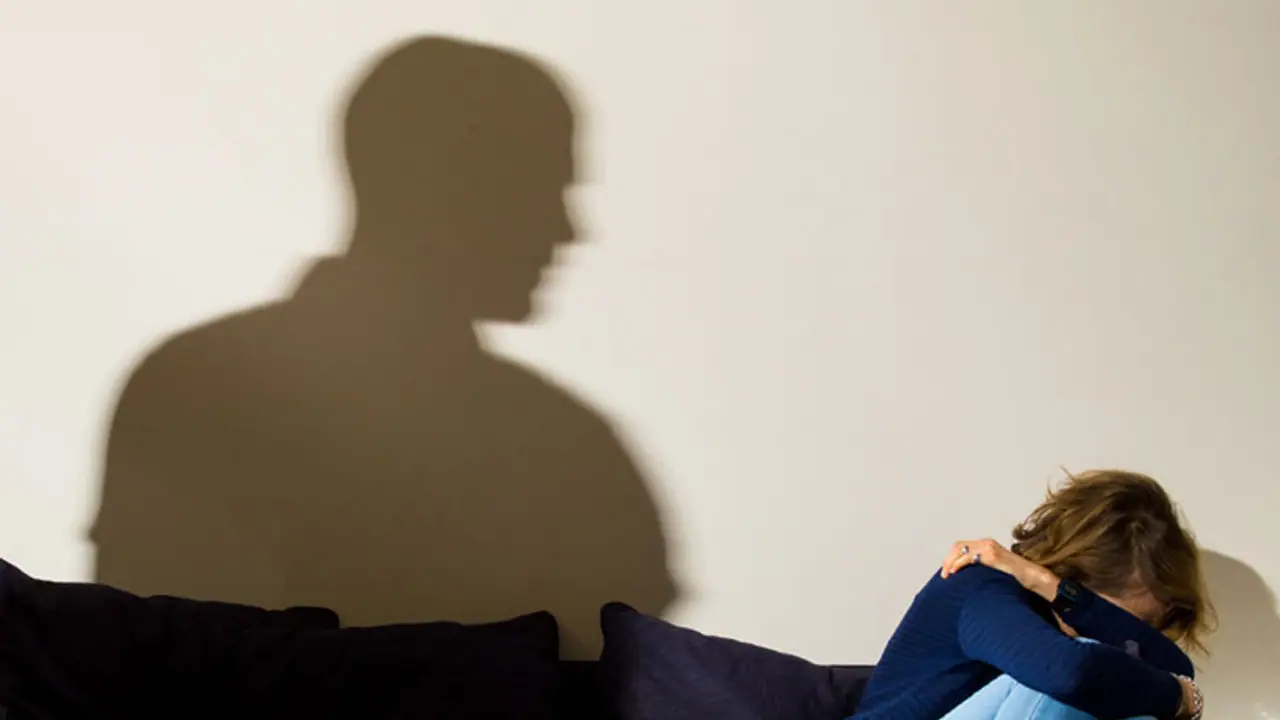 పోలీస్ స్టేషన్ కు వచ్చిన యువతిపై కానిస్టేబుల్ లైంగిక వేధింపులు... పోలీస్ స్టేషన్ కు వచ్చిన యువతిపై కానిస్టేబుల్ లైంగిక వేధింపులు...