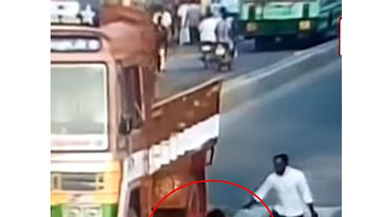 కర్నూల్ రోడ్డు ప్రమాదం... మృతిచెందిన నలుగురు చిన్నారుల వివరాలివే కర్నూల్ రోడ్డు ప్రమాదం... మృతిచెందిన నలుగురు చిన్నారుల వివరాలివే