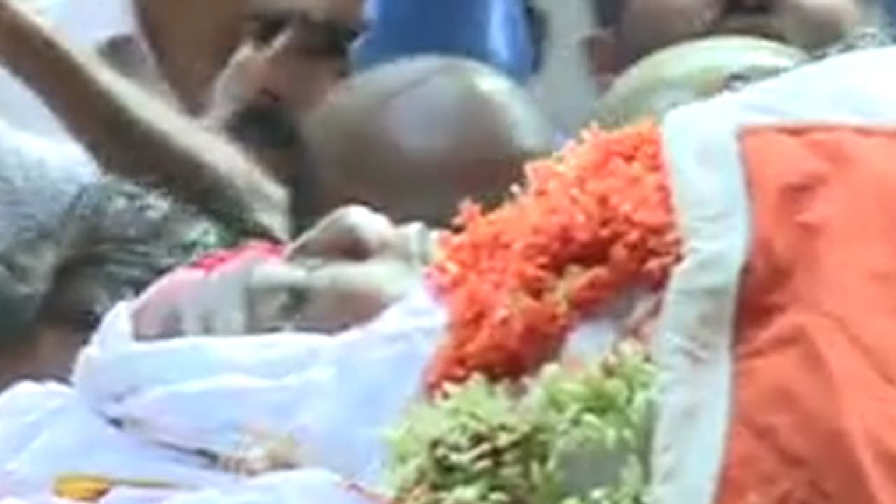 Flag code violated at Parvathamma Rajkumar's funeral; complaint lodged