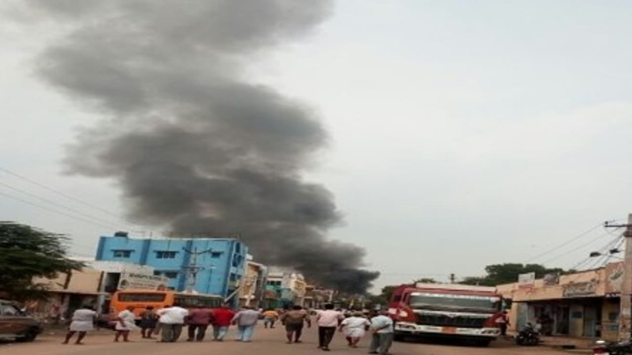சிவகாசி வெடி ஆலையில் தொடர் காவு வாங்கும் படலம், இன்று ஒருவர் வெடி வெடித்ததில் உயிரிழந்தார். சிவகாசி வெடி ஆலையில் தொடர் காவு வாங்கும் படலம், இன்று ஒருவர் வெடி வெடித்ததில் உயிரிழந்தார்.