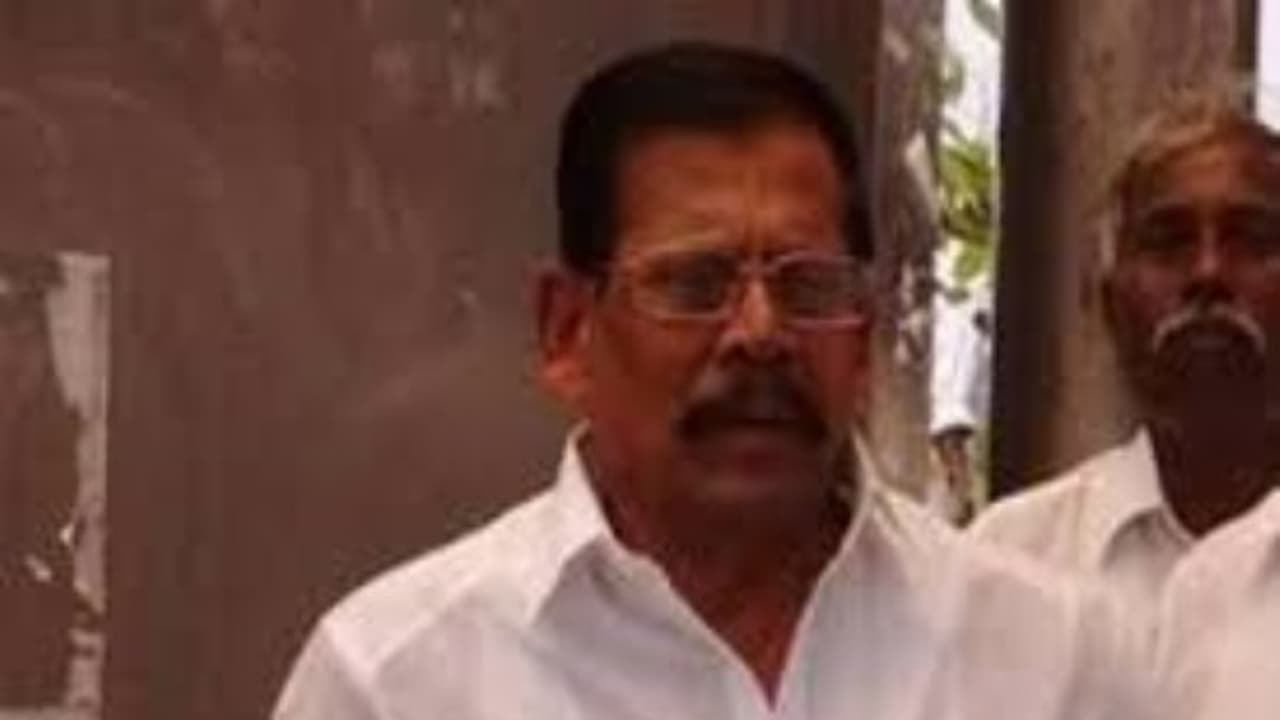 மூட்டையை கட்டிட்டு வீட்டுக்கு போகவேண்டிதான்: துடுக்காய் பேசிய சின்னசாமி, சீறி கிளம்பும் போராட்டக்காரர்கள். மூட்டையை கட்டிட்டு வீட்டுக்கு போகவேண்டிதான்: துடுக்காய் பேசிய சின்னசாமி, சீறி கிளம்பும் போராட்டக்காரர்கள்.