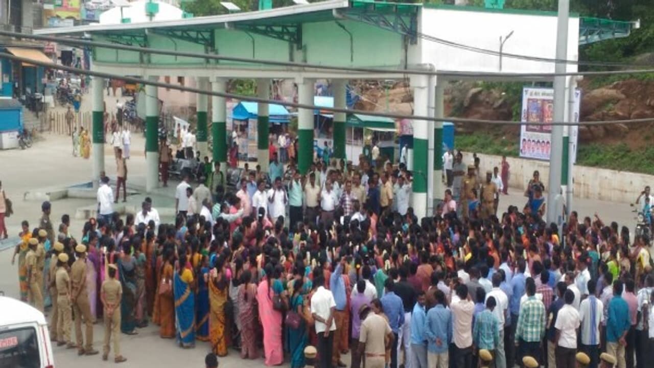 ஜாக்டோ ஜியோ போராட்டத்துக்கு தடை உயர்நீதிமன்றம் அதிரடி உத்தரவு... ஜாக்டோ ஜியோ போராட்டத்துக்கு தடை உயர்நீதிமன்றம் அதிரடி உத்தரவு...