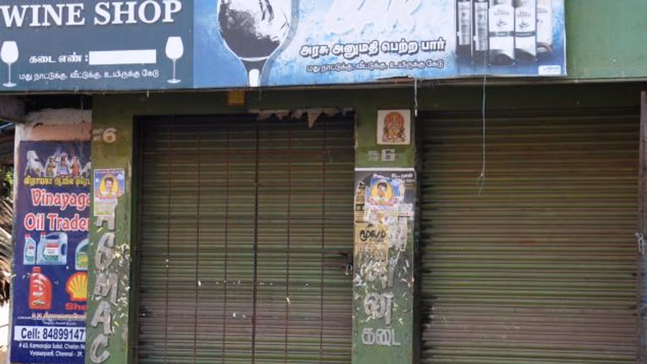 காந்தி ஜெயந்திக்கு ஸ்டாக் வைத்த சரக்கு எங்கே?...பெற்ற தந்தையை கொடுமைப்படுத்தும் குடிகார மகன்...வைரல் வீடியோ... காந்தி ஜெயந்திக்கு ஸ்டாக் வைத்த சரக்கு எங்கே?...பெற்ற தந்தையை கொடுமைப்படுத்தும் குடிகார மகன்...வைரல் வீடியோ...