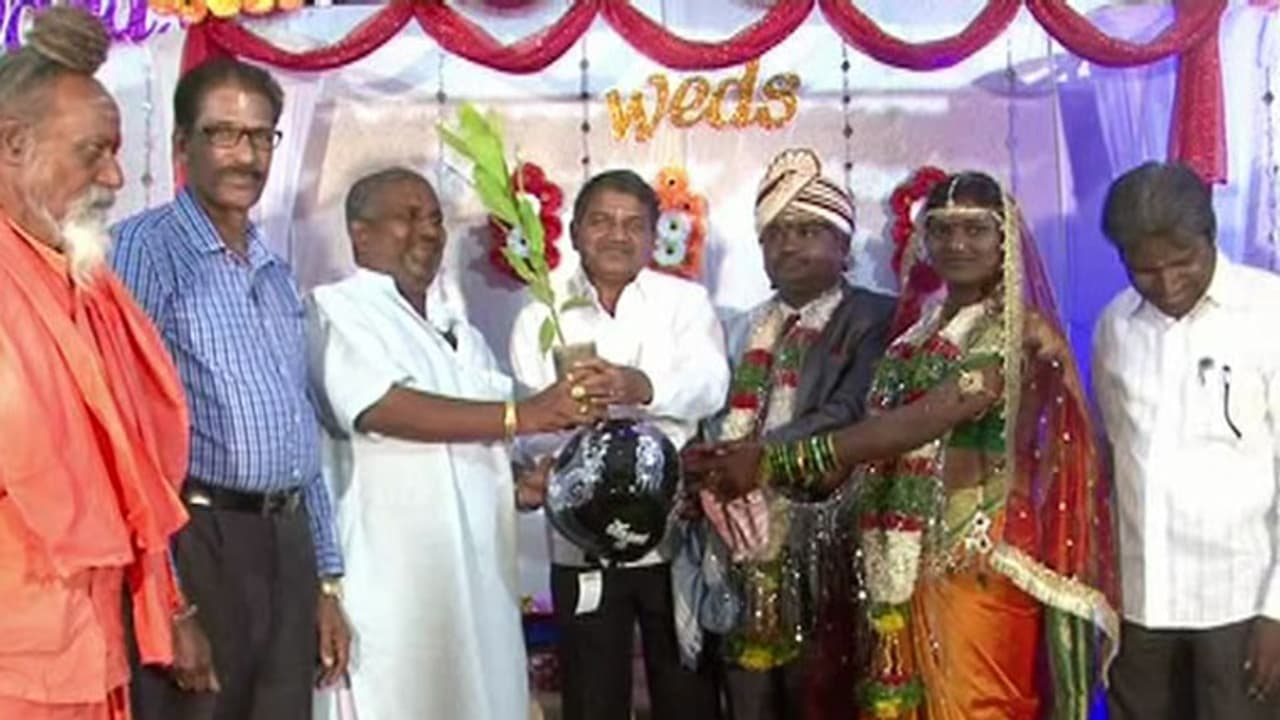 ಬೀದರ್'ನಲ್ಲೊಂದು ವಿಶಿಷ್ಟ ಮದುವೆ : ಆಗಮಿಸಿದವರಿಗೆ ಸಸಿ ಹಾಗೂ ಹೆಲ್ಮೆಟ್ ಉಡುಗೊರೆ ಬೀದರ್'ನಲ್ಲೊಂದು ವಿಶಿಷ್ಟ ಮದುವೆ : ಆಗಮಿಸಿದವರಿಗೆ ಸಸಿ ಹಾಗೂ ಹೆಲ್ಮೆಟ್ ಉಡುಗೊರೆ