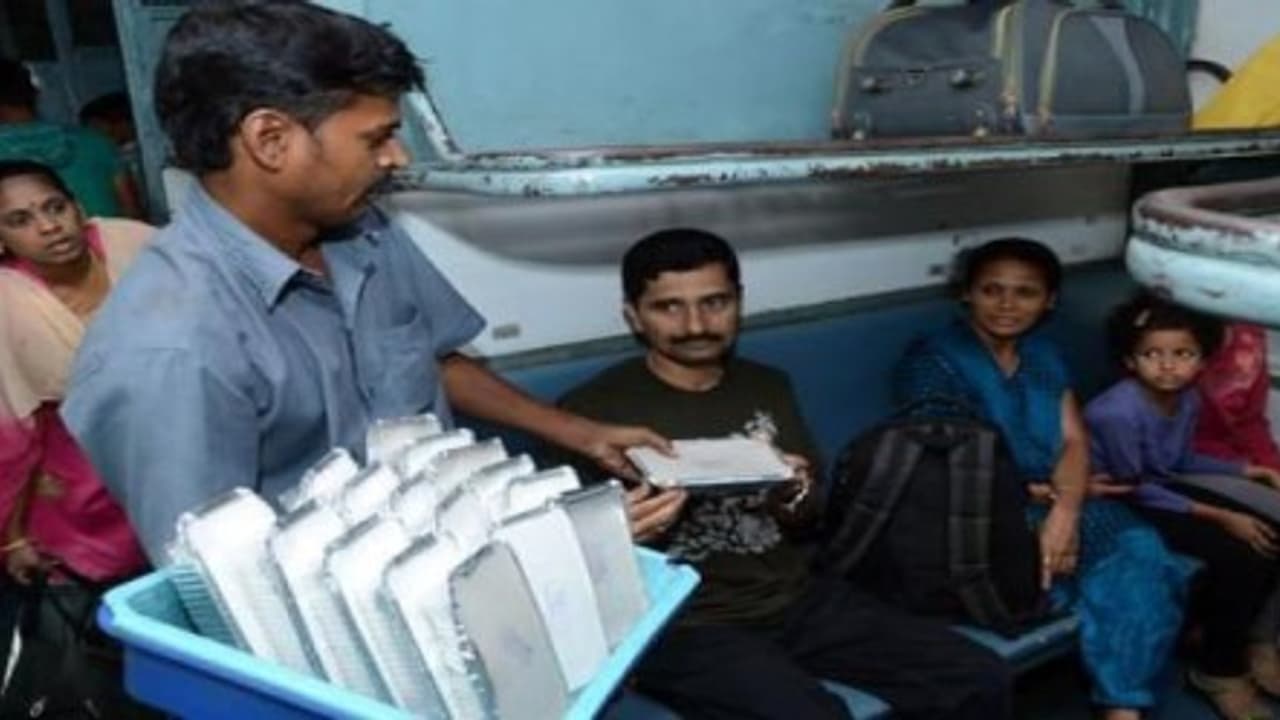 மோசமான ரயில் உணவுகள்.. கேட்டரிங் சேவை அனைத்தும் ‘ஐ.ஆர்.சி.டி.சி.’யிடம் மாறுகிறது!! மோசமான ரயில் உணவுகள்.. கேட்டரிங் சேவை அனைத்தும் ‘ஐ.ஆர்.சி.டி.சி.’யிடம் மாறுகிறது!!