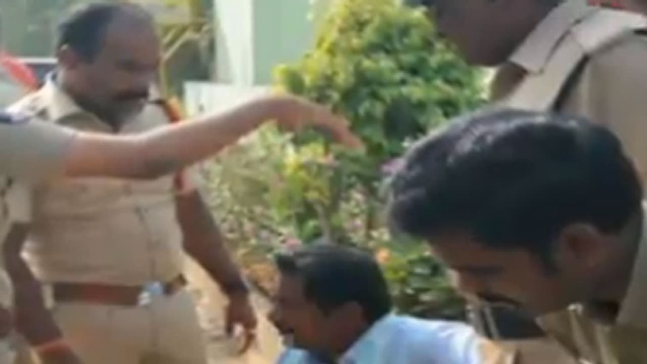 పోలీస్ స్టేషన్ లో రైతుల ఆత్మహత్యాయత్నం పోలీస్ స్టేషన్ లో రైతుల ఆత్మహత్యాయత్నం