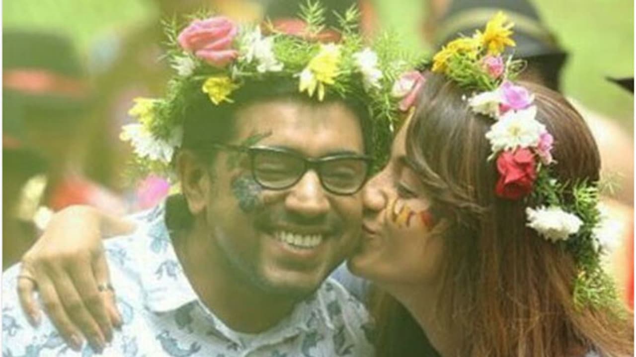 ബോയ്ഫ്രണ്ടിന് മെസേജ് അയക്കുന്ന തൃഷ, ബോട്ടില് നിവിന്റെ തമാശ, വീഡിയോ ബോയ്ഫ്രണ്ടിന് മെസേജ് അയക്കുന്ന തൃഷ, ബോട്ടില് നിവിന്റെ തമാശ, വീഡിയോ