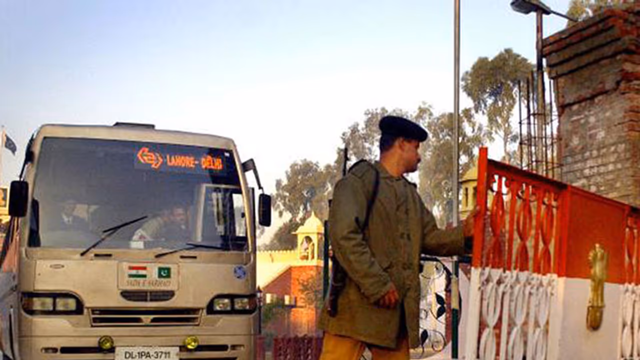 യുദ്ധ ഭീതിക്കിടയിലും തടസ്സമില്ലാതെ ഇന്ത്യാ പാക് ബസ് സര്വ്വീസ് യുദ്ധ ഭീതിക്കിടയിലും തടസ്സമില്ലാതെ ഇന്ത്യാ പാക് ബസ് സര്വ്വീസ്