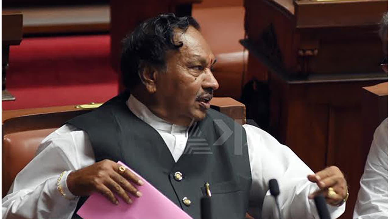 ಬೆಳಗಾವಿ ಅಧಿವೇಶನದಲ್ಲಿ ಸಿಎಂ, ಈಶ್ವರಪ್ಪ ಹಾಸ್ಯ ಚಟಾಕಿ ಮಾಡಿದ್ಹೀಗೆ ಬೆಳಗಾವಿ ಅಧಿವೇಶನದಲ್ಲಿ ಸಿಎಂ, ಈಶ್ವರಪ್ಪ ಹಾಸ್ಯ ಚಟಾಕಿ ಮಾಡಿದ್ಹೀಗೆ