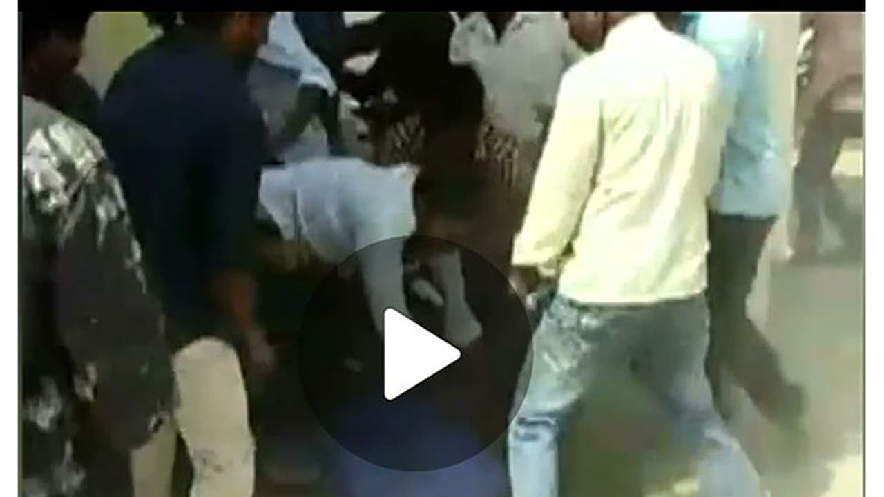 వరంగల్ కేయూలో కొట్టుకున్న విద్యార్థులు (వీడియో) వరంగల్ కేయూలో కొట్టుకున్న విద్యార్థులు (వీడియో)