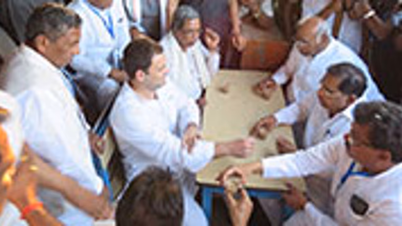 Karnataka Election 2018: A lot can happen over 'chai', be it Congress or BJP Karnataka Election 2018: A lot can happen over 'chai', be it Congress or BJP