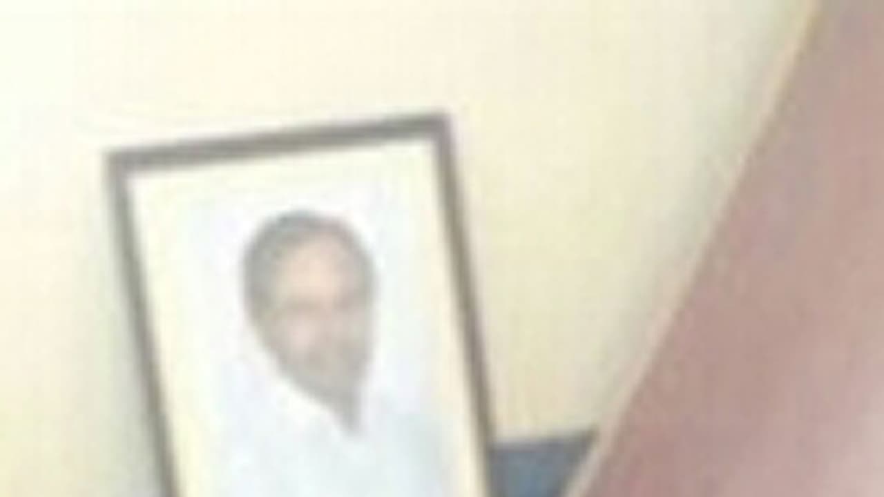 కెసిఆర్ ఫొటో కింద పడేశారు కెసిఆర్ ఫొటో కింద పడేశారు