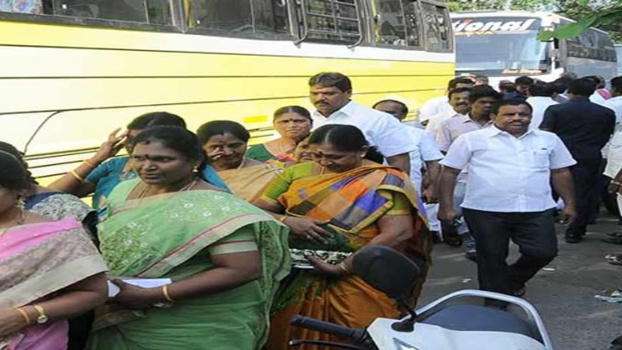 "எங்க ஊரு எம்எல்ஏவைக் காணோம்…!!" போலீஸ் ஸ்டேசனுக்கு படையெடுக்கும் பொது மக்கள்.. "எங்க ஊரு எம்எல்ஏவைக் காணோம்…!!" போலீஸ் ஸ்டேசனுக்கு படையெடுக்கும் பொது மக்கள்..