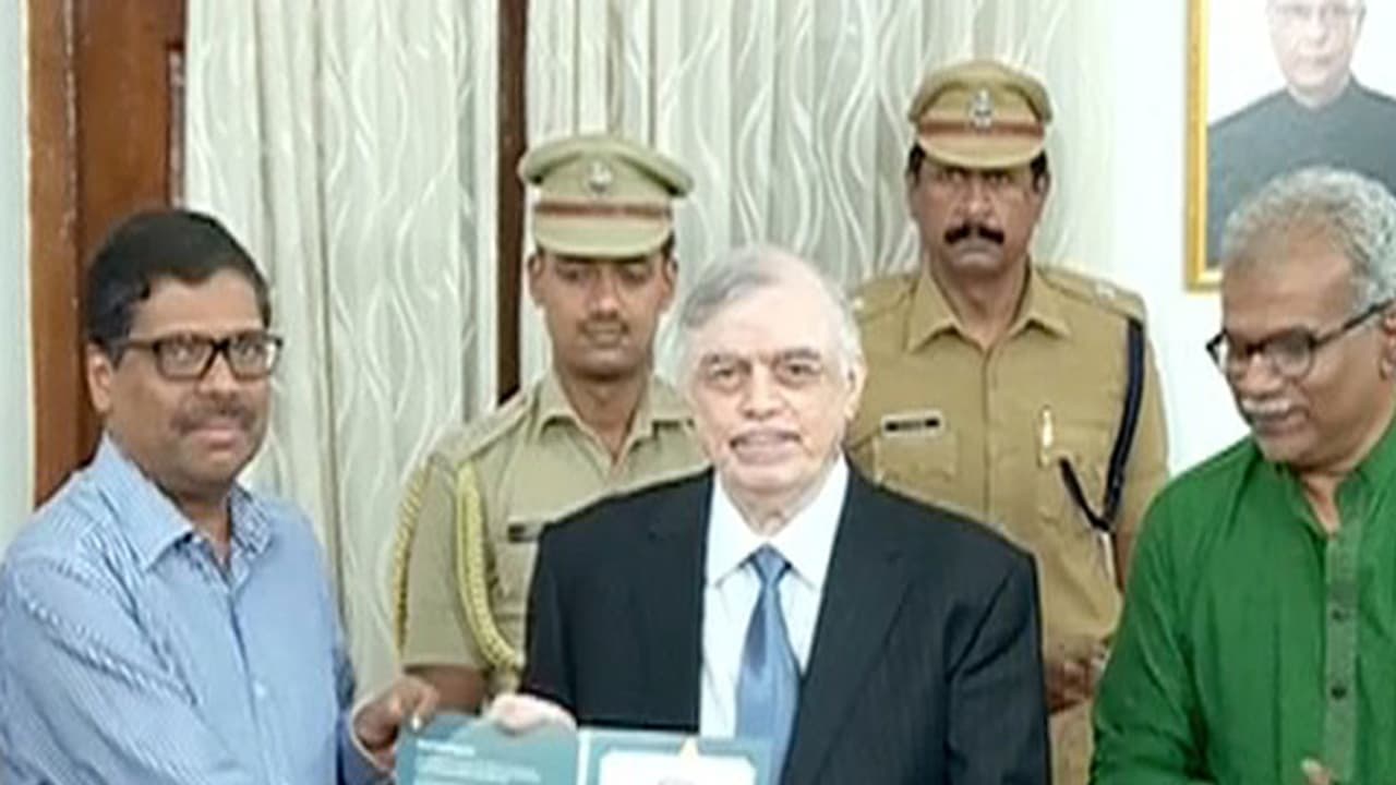 ഏഷ്യാനെറ്റ് ന്യൂസിന്റെ 'എന്റെ മരം എന്റെ ജീവന്' പരിപാടിയുടെ ഗിന്നസ് സര്ട്ടിഫിക്കറ്റ് ഗവര്ണര്ക്ക് സമര്പ്പിച്ചു ഏഷ്യാനെറ്റ് ന്യൂസിന്റെ 'എന്റെ മരം എന്റെ ജീവന്' പരിപാടിയുടെ ഗിന്നസ് സര്ട്ടിഫിക്കറ്റ് ഗവര്ണര്ക്ക് സമര്പ്പിച്ചു