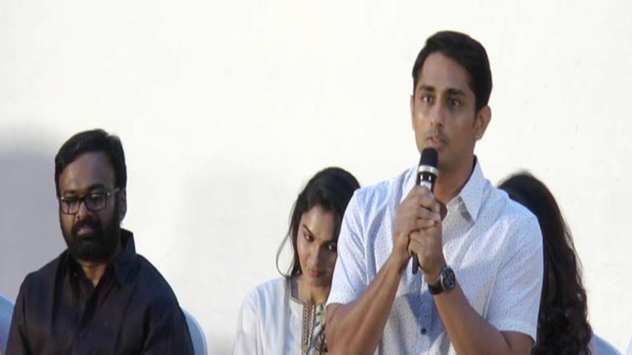 நீங்களே இயக்கி நீங்களே ஹீரோனா நாங்க எதுக்கு இருக்கோம்...? இயக்குனர்களை நைசா போட்டுத்தாக்கிய சித்தார்த்...! நீங்களே இயக்கி நீங்களே ஹீரோனா நாங்க எதுக்கு இருக்கோம்...? இயக்குனர்களை நைசா போட்டுத்தாக்கிய சித்தார்த்...!