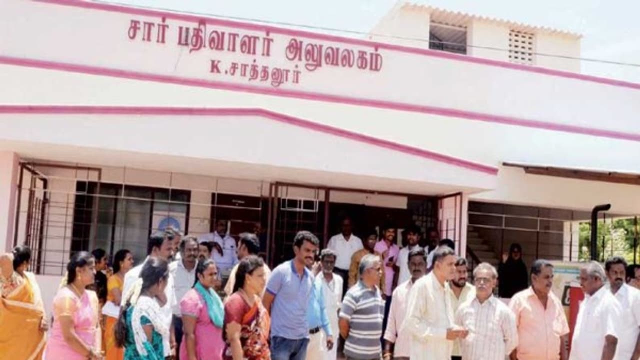 சார்பதிவாளர் அலுவலகத்தை முற்றுகையிட்டு பத்திர எழுத்தர்கள் போராட்டம்… சார்பதிவாளர் அலுவலகத்தை முற்றுகையிட்டு பத்திர எழுத்தர்கள் போராட்டம்…