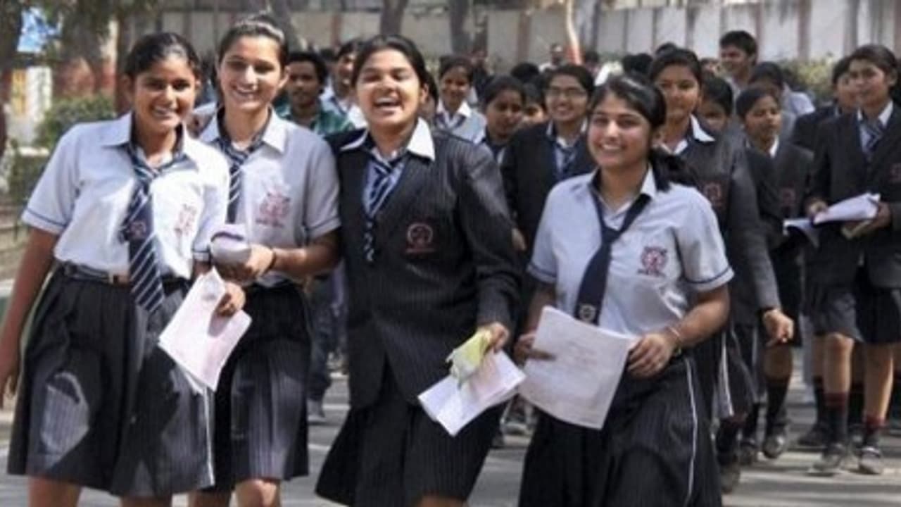 సీబీఎస్ఈ 12వ తరగతి ఫలితాలు: ఫస్ట్ ప్లేస్లో హన్సిక, కరీష్మా సీబీఎస్ఈ 12వ తరగతి ఫలితాలు: ఫస్ట్ ప్లేస్లో హన్సిక, కరీష్మా