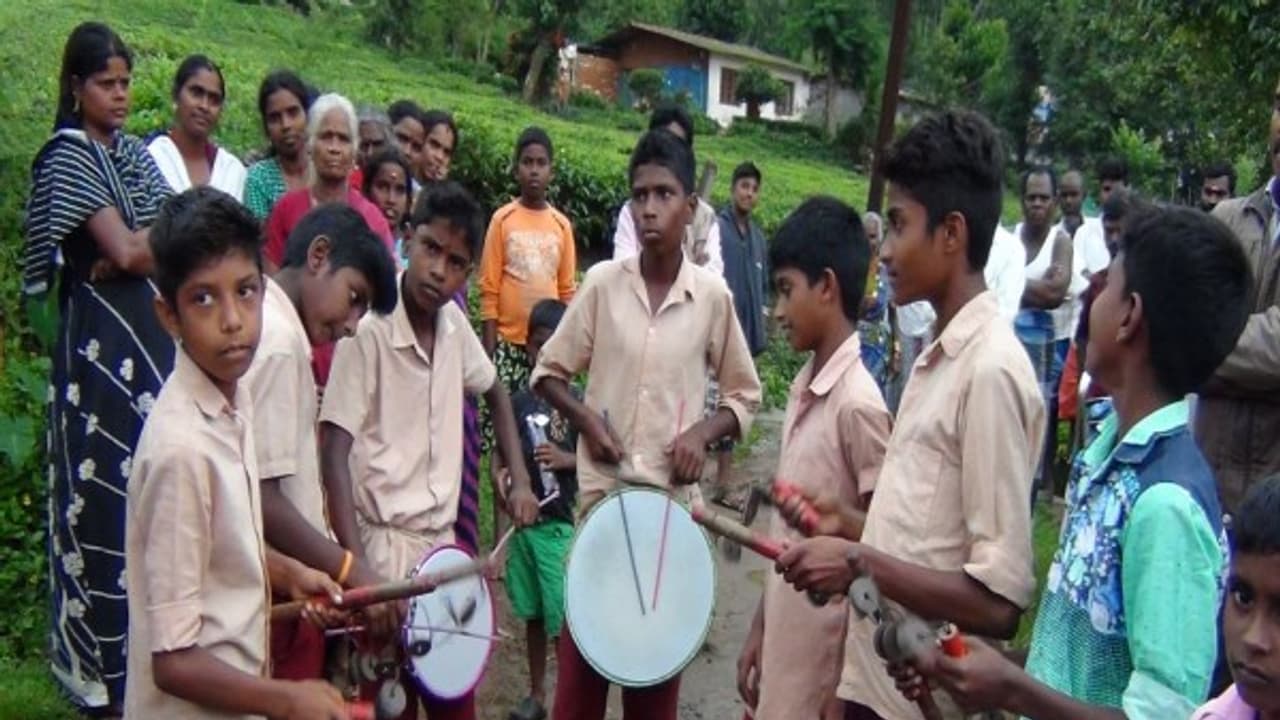 குழந்தைகளை அரசு பள்ளியில் சேர்க்கக் கோரி தாரை தப்பட்டையுடன் வீடு வீடாக சென்று பிரச்சாரம் செய்யும் மாணவர்கள்…. குழந்தைகளை அரசு பள்ளியில் சேர்க்கக் கோரி தாரை தப்பட்டையுடன் வீடு வீடாக சென்று பிரச்சாரம் செய்யும் மாணவர்கள்….
