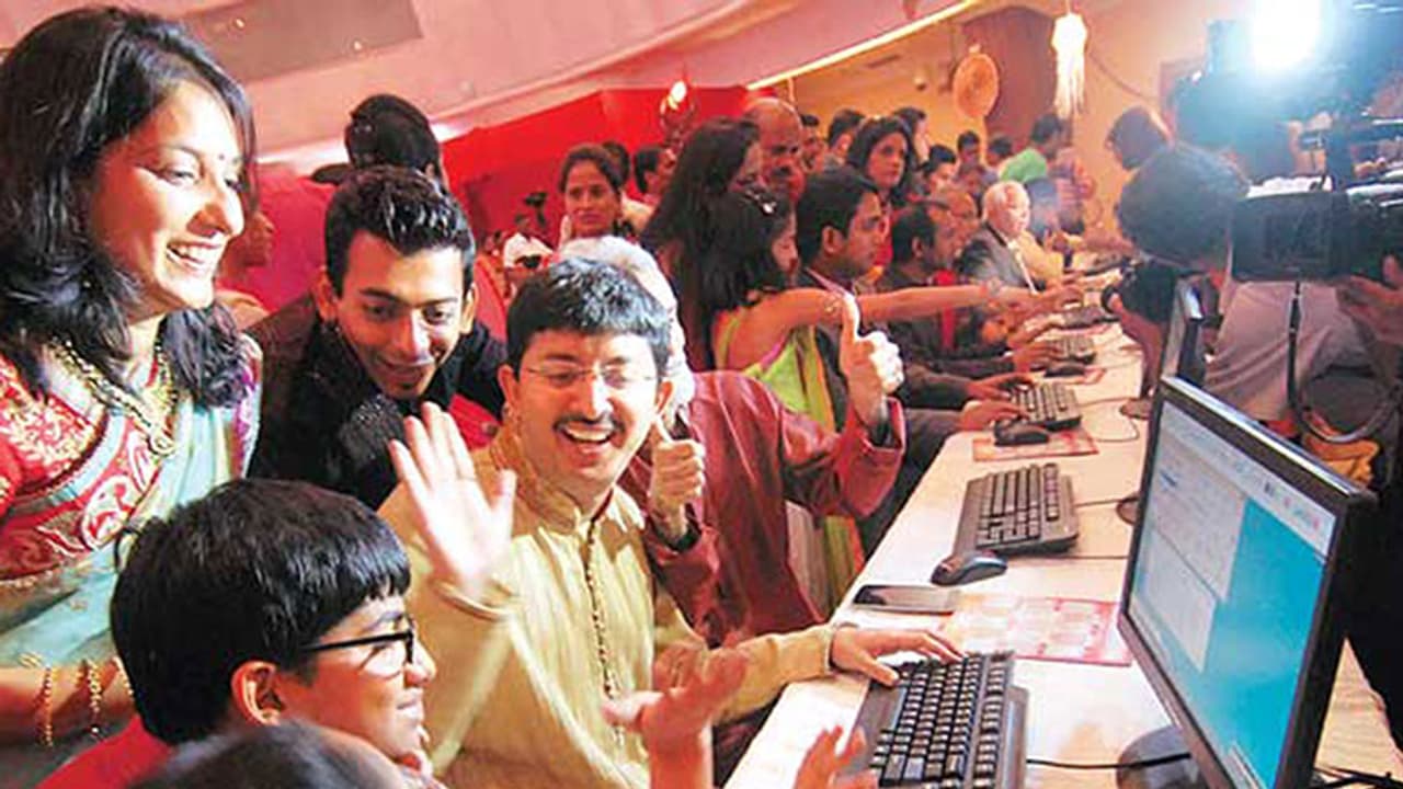 సంవత్ 2079 ఆరంభం అదుర్స్, ముహూరత్ ట్రేడింగ్ లో 525 పాయింట్ల లాభంతో ముగిసిన సెన్సెక్స్ సంవత్ 2079 ఆరంభం అదుర్స్, ముహూరత్ ట్రేడింగ్ లో 525 పాయింట్ల లాభంతో ముగిసిన సెన్సెక్స్