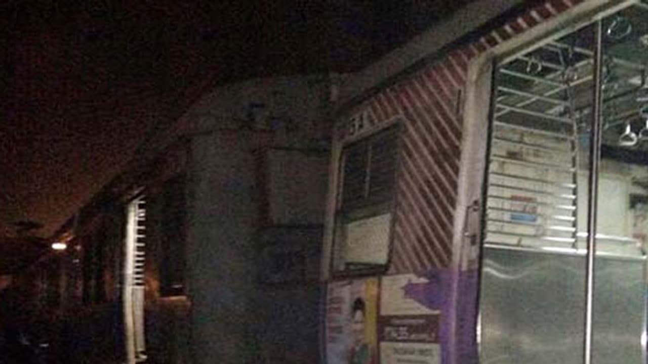 లోకల్ ట్రైన్లో లైంగిక వేధింపులు.. యువతితో అసభ్యకరంగా.. లోకల్ ట్రైన్లో లైంగిక వేధింపులు.. యువతితో అసభ్యకరంగా..