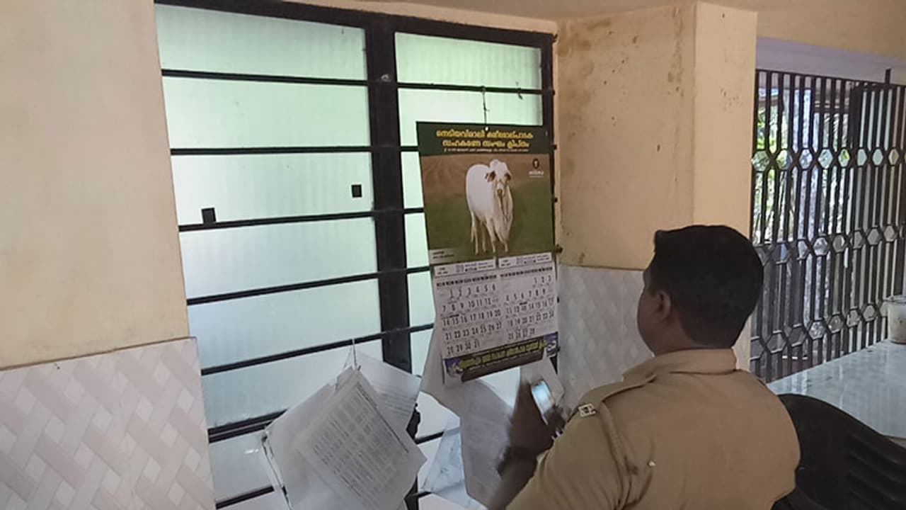 വീണ്ടും ബ്ലാക്ക് സ്റ്റിക്കര് ;സാഹചര്യം മുതലാക്കി ഭീതി പരത്തുന്ന സംഘങ്ങളുണ്ടോയെന്ന് പൊലീസ് അന്വേഷണം വീണ്ടും ബ്ലാക്ക് സ്റ്റിക്കര് ;സാഹചര്യം മുതലാക്കി ഭീതി പരത്തുന്ന സംഘങ്ങളുണ്ടോയെന്ന് പൊലീസ് അന്വേഷണം