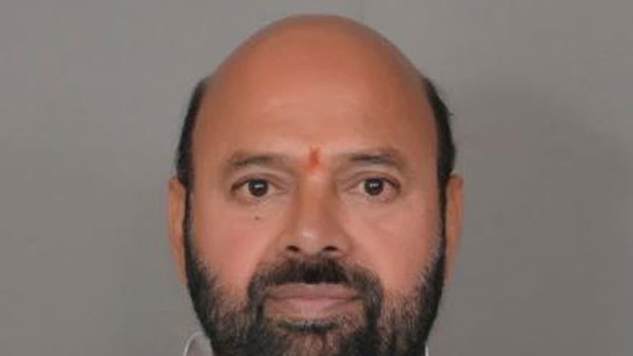 టీఆర్ఎస్ ఎమ్మెల్యే ముత్తిరెడ్డికి చేదు అనుభవం.. కాన్వాయ్ని ఆపి నిలదీసిన గిరిజనులు టీఆర్ఎస్ ఎమ్మెల్యే ముత్తిరెడ్డికి చేదు అనుభవం.. కాన్వాయ్ని ఆపి నిలదీసిన గిరిజనులు