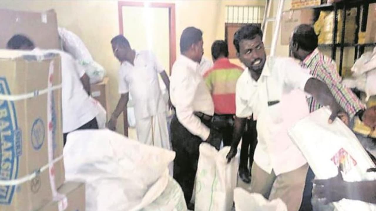 பதுக்கி வைக்கப்பட்டிருந்த 10 டன் பிளாஸ்டிக் பொருட்கள்…. அசந்து போன அதிகாரிகள்…. பதுக்கி வைக்கப்பட்டிருந்த 10 டன் பிளாஸ்டிக் பொருட்கள்…. அசந்து போன அதிகாரிகள்….