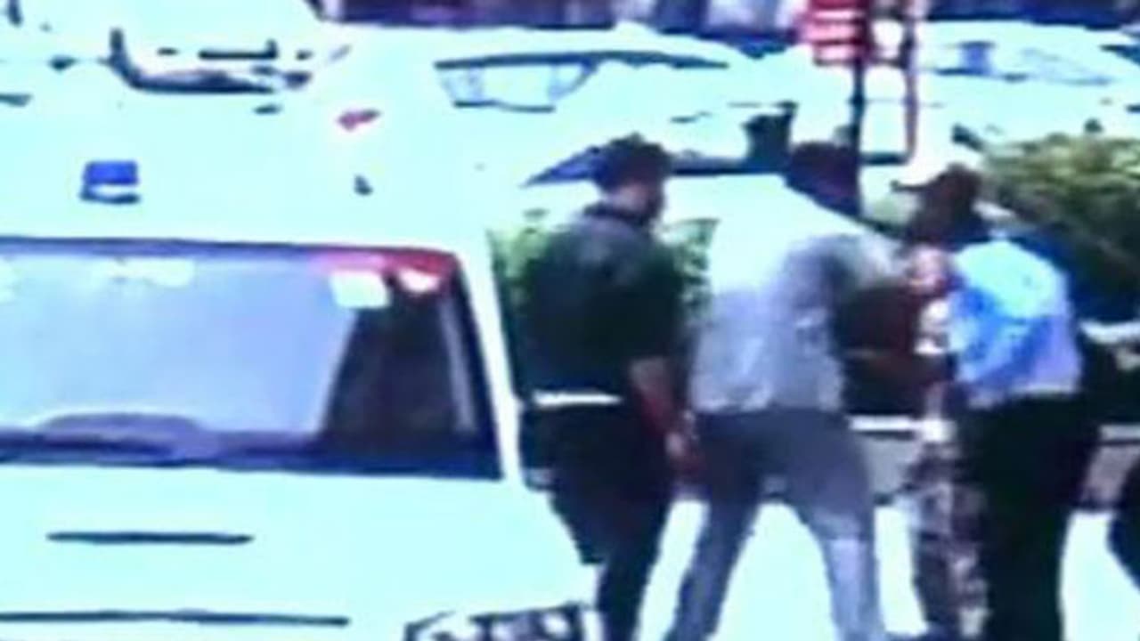 മന്ത്രിയുടെ സുരക്ഷാ ഉദ്യോഗസ്ഥന് സെക്യൂരിറ്റിക്കാരെ മര്ദ്ദിച്ചു; വീഡിയോ വൈറലായി മന്ത്രിയുടെ സുരക്ഷാ ഉദ്യോഗസ്ഥന് സെക്യൂരിറ്റിക്കാരെ മര്ദ്ദിച്ചു; വീഡിയോ വൈറലായി