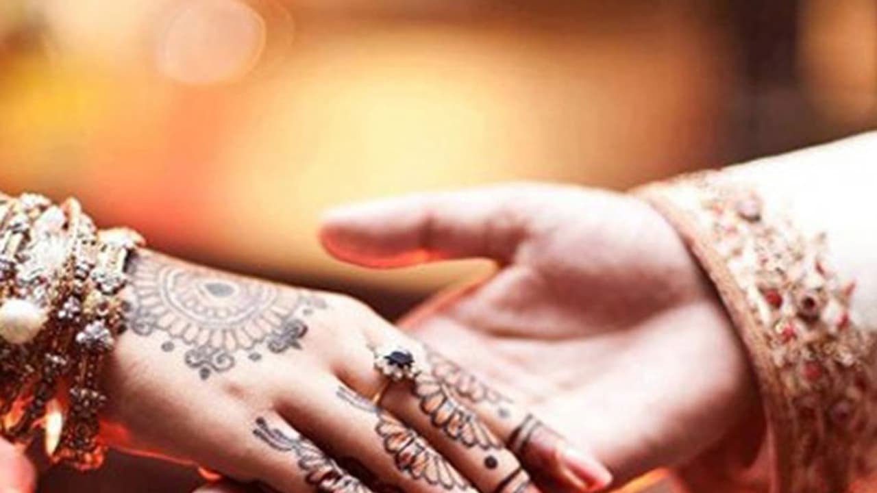 35 ವರ್ಷದ ವಿಧವೆ ಜತೆ 80ರ ವೃದ್ಧ ಕವಿ ಮದುವೆ! 35 ವರ್ಷದ ವಿಧವೆ ಜತೆ 80ರ ವೃದ್ಧ ಕವಿ ಮದುವೆ!