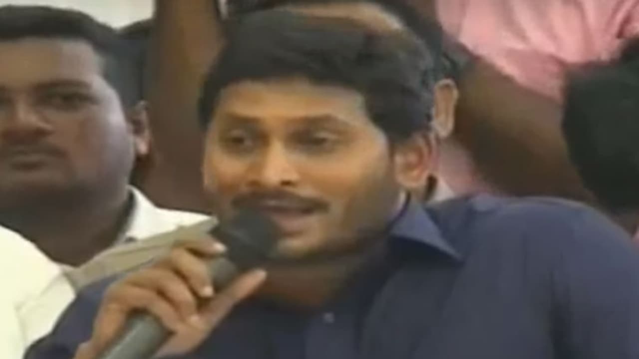 తలపై గొడ్డలితో నరికి చంపారు, డ్రైవర్ పై నెట్టే ప్రయత్నం : సిట్ దర్యాప్తుపై జగన్ ఫైర్ తలపై గొడ్డలితో నరికి చంపారు, డ్రైవర్ పై నెట్టే ప్రయత్నం : సిట్ దర్యాప్తుపై జగన్ ఫైర్