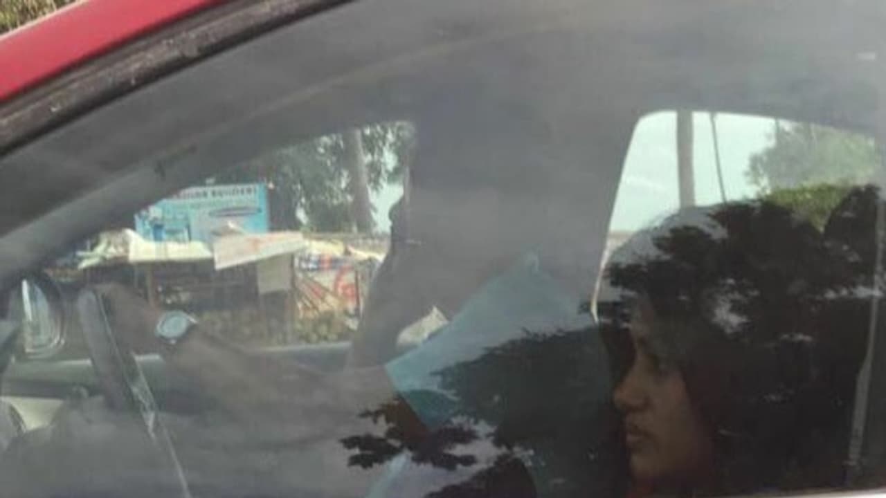 பிக் பாஸ் வீட்டிலிருந்து வெளியேறினார் ஓவியா? இந்த போட்டோவை பாருங்க!! பிக் பாஸ் வீட்டிலிருந்து வெளியேறினார் ஓவியா? இந்த போட்டோவை பாருங்க!!