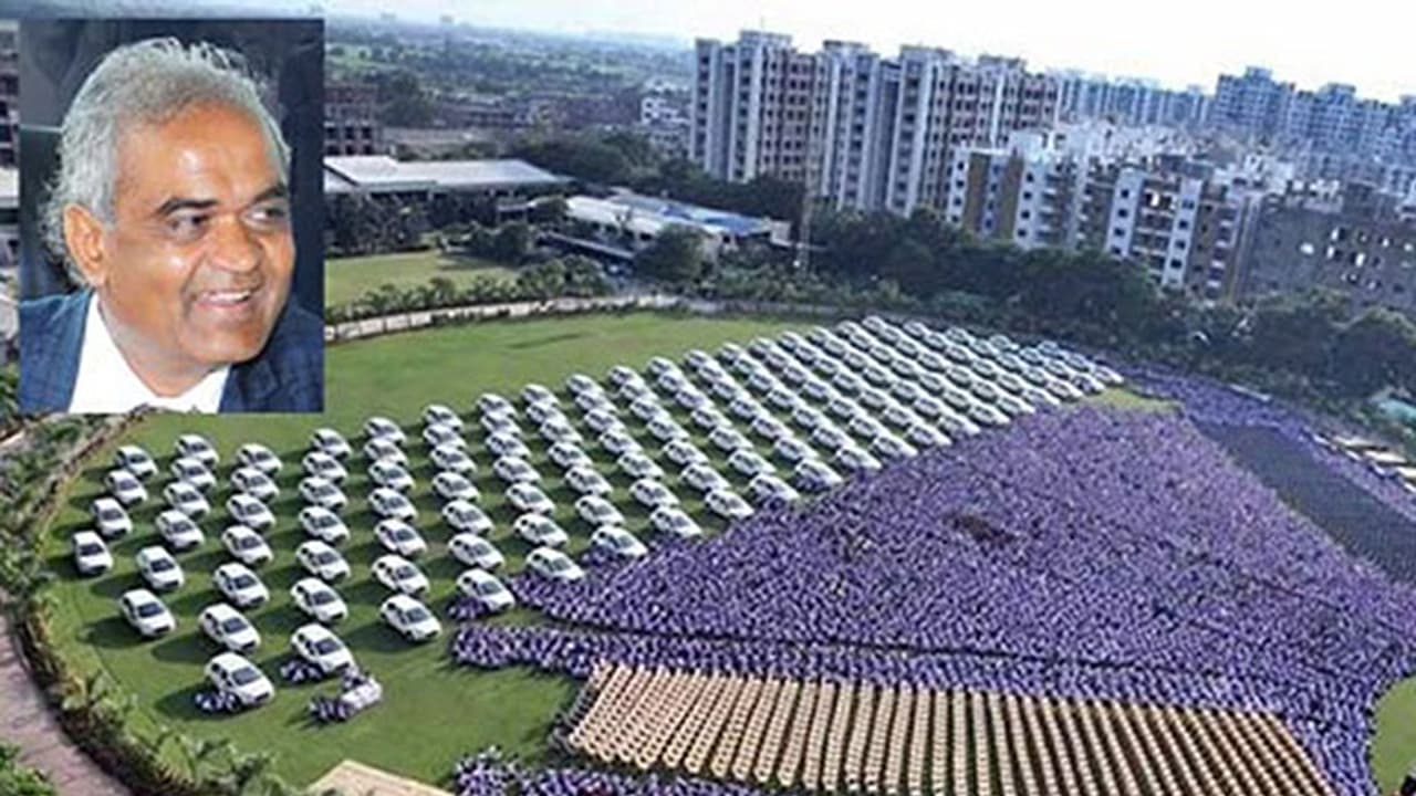 മുതലാളി ഡാ; ജീവനക്കാര്ക്ക് ദീപാവലി ബോണസ് 400 ഫ്ളാറ്റുകളും 1260 കാറുകളും മുതലാളി ഡാ; ജീവനക്കാര്ക്ക് ദീപാവലി ബോണസ് 400 ഫ്ളാറ്റുകളും 1260 കാറുകളും