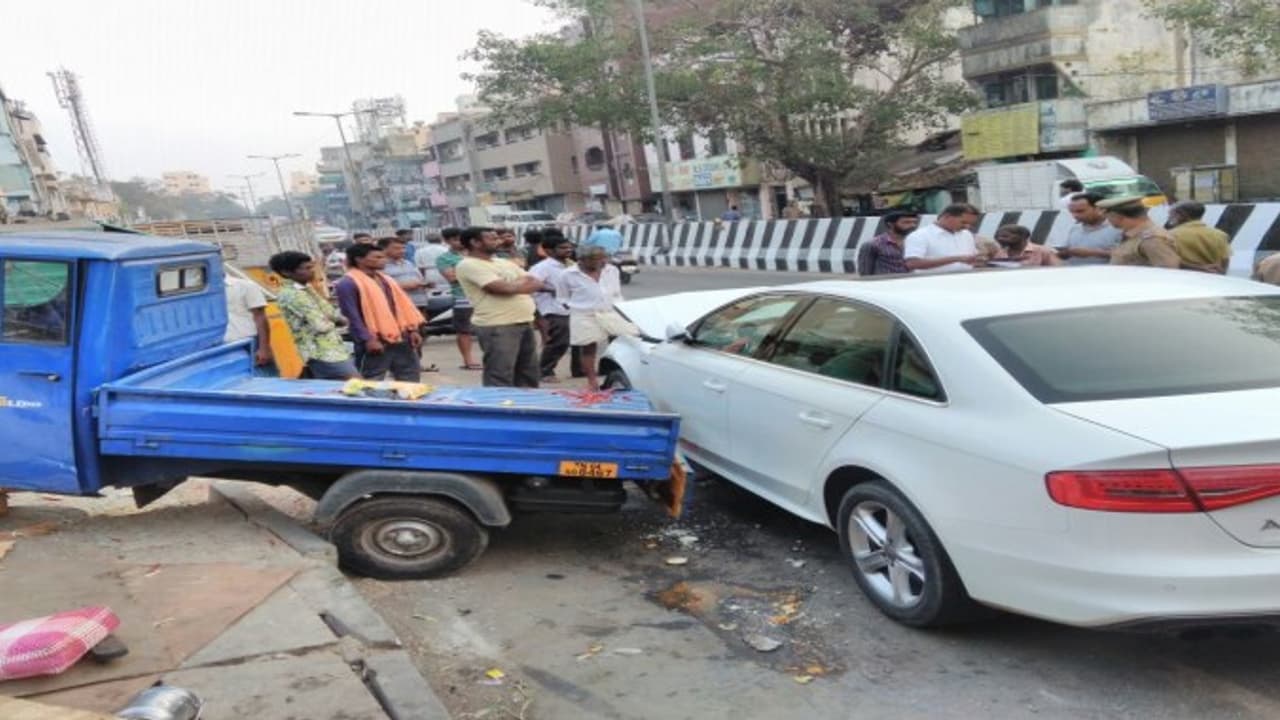 ஆட்டோ மீது மோதிய ஆடி கார் அதிகமாகும் காஸ்ட்லி கார் விபத்துக்கள்