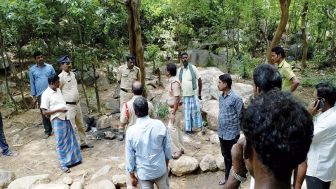 ஊருக்குள் புகுந்தது நக்சலைட்டுகளா? தமிழக – ஆந்திரா எல்லையில் துப்பாக்கி ஏந்திய அதிரடிப்படை காவலாளர்கள்… ஊருக்குள் புகுந்தது நக்சலைட்டுகளா? தமிழக – ஆந்திரா எல்லையில் துப்பாக்கி ஏந்திய அதிரடிப்படை காவலாளர்கள்…