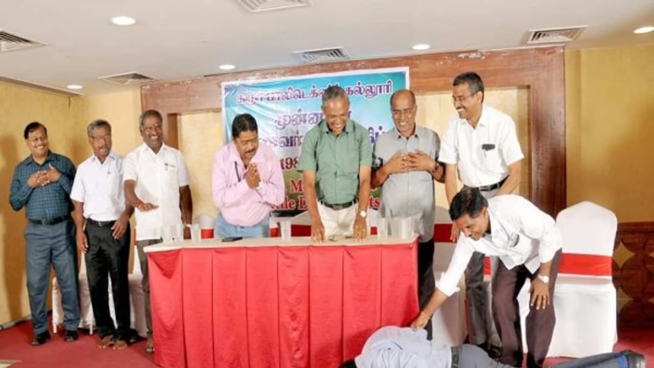 ஆசிரியர்களின் காலில் விழுந்து வணங்கிய "கலெக்டர்"..! மனதை நெகிழ வைத்த சம்பவம்...! ஆசிரியர்களின் காலில் விழுந்து வணங்கிய "கலெக்டர்"..! மனதை நெகிழ வைத்த சம்பவம்...!