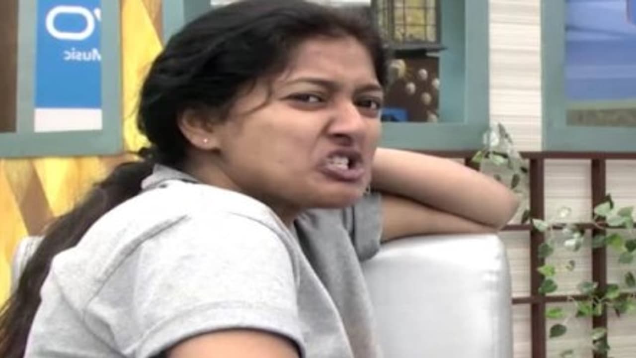 மாலை போடுறாராம்... ஐயப்பன் கோவிலுக்காவது சரக்கடிக்காம போம்மா காயத்ரி... மாலை போடுறாராம்... ஐயப்பன் கோவிலுக்காவது சரக்கடிக்காம போம்மா காயத்ரி...