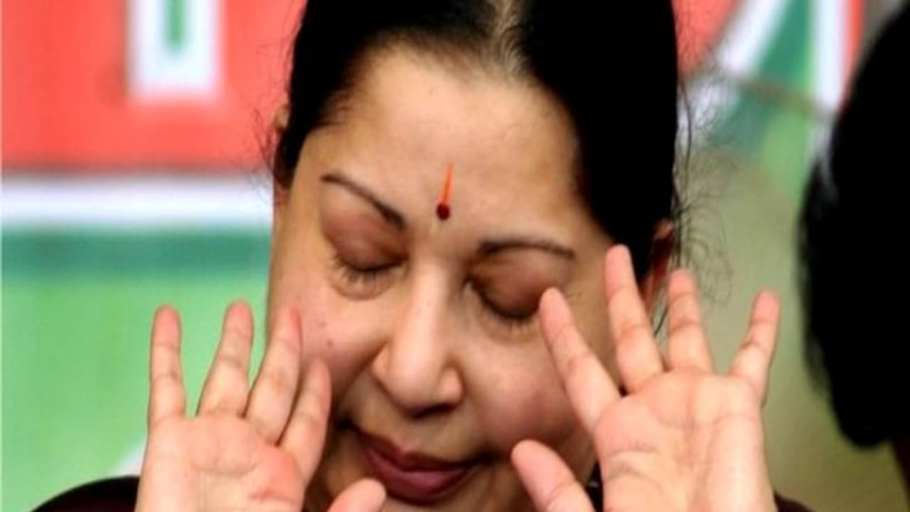 லட்டு, குலோப் ஜாமூன், ரசகுல்லா கூடவே மில்க் ஷேக்.... சர்க்கரை நோயாளியான ஜெ.வுக்கு ஒரே நாளில் கொடுத்தது.. அம்பலம்! லட்டு, குலோப் ஜாமூன், ரசகுல்லா கூடவே மில்க் ஷேக்.... சர்க்கரை நோயாளியான ஜெ.வுக்கு ஒரே நாளில் கொடுத்தது.. அம்பலம்!