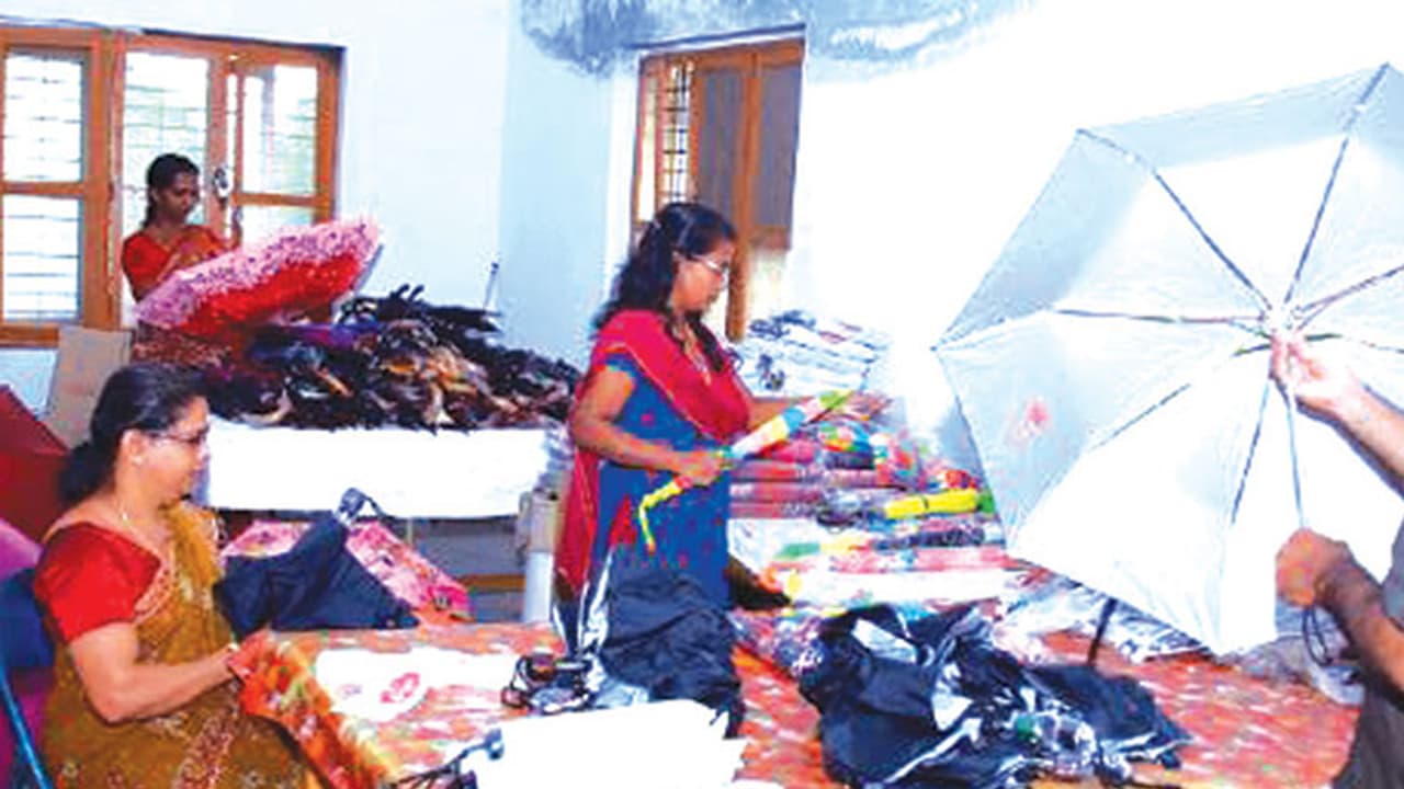 സ്കൂള് വിപണി കീഴടക്കാന് കുടുംബശ്രീ കുടവിപണി സ്കൂള് വിപണി കീഴടക്കാന് കുടുംബശ്രീ കുടവിപണി