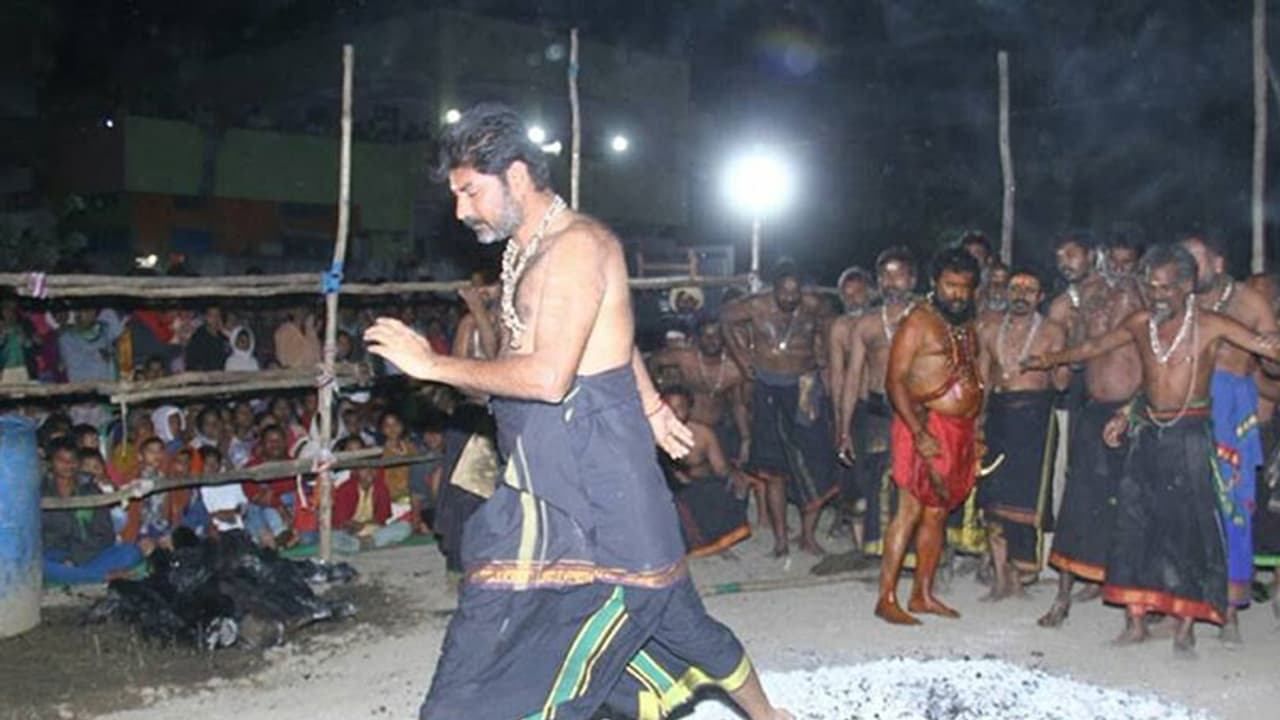 నిప్పుల గుండంలో టిఆర్ఎస్ ఎమ్మెల్యే శంకర్ నాయక్ నిప్పుల గుండంలో టిఆర్ఎస్ ఎమ్మెల్యే శంకర్ నాయక్