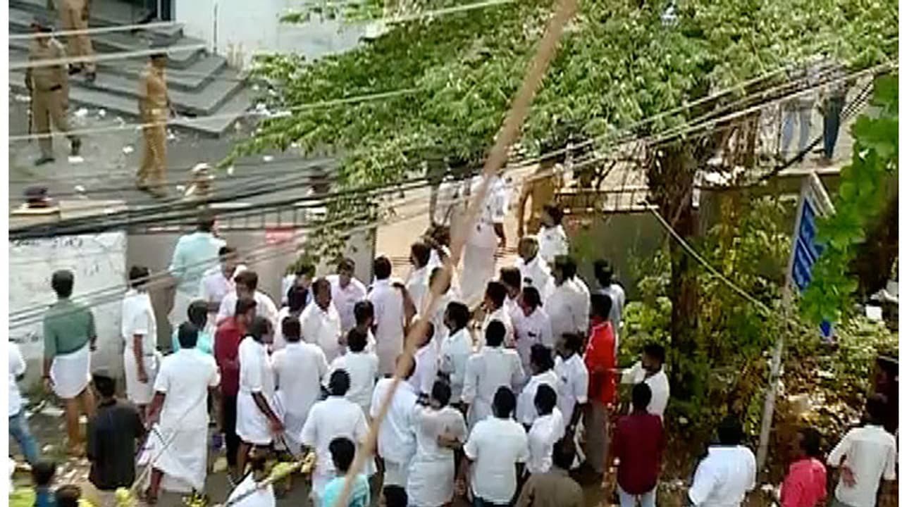 സംഘടനാ തെരഞ്ഞെടുപ്പിടെ കെഎസ്യു പ്രവർത്തകർ ഏറ്റുമുട്ടി സംഘടനാ തെരഞ്ഞെടുപ്പിടെ കെഎസ്യു പ്രവർത്തകർ ഏറ്റുമുട്ടി