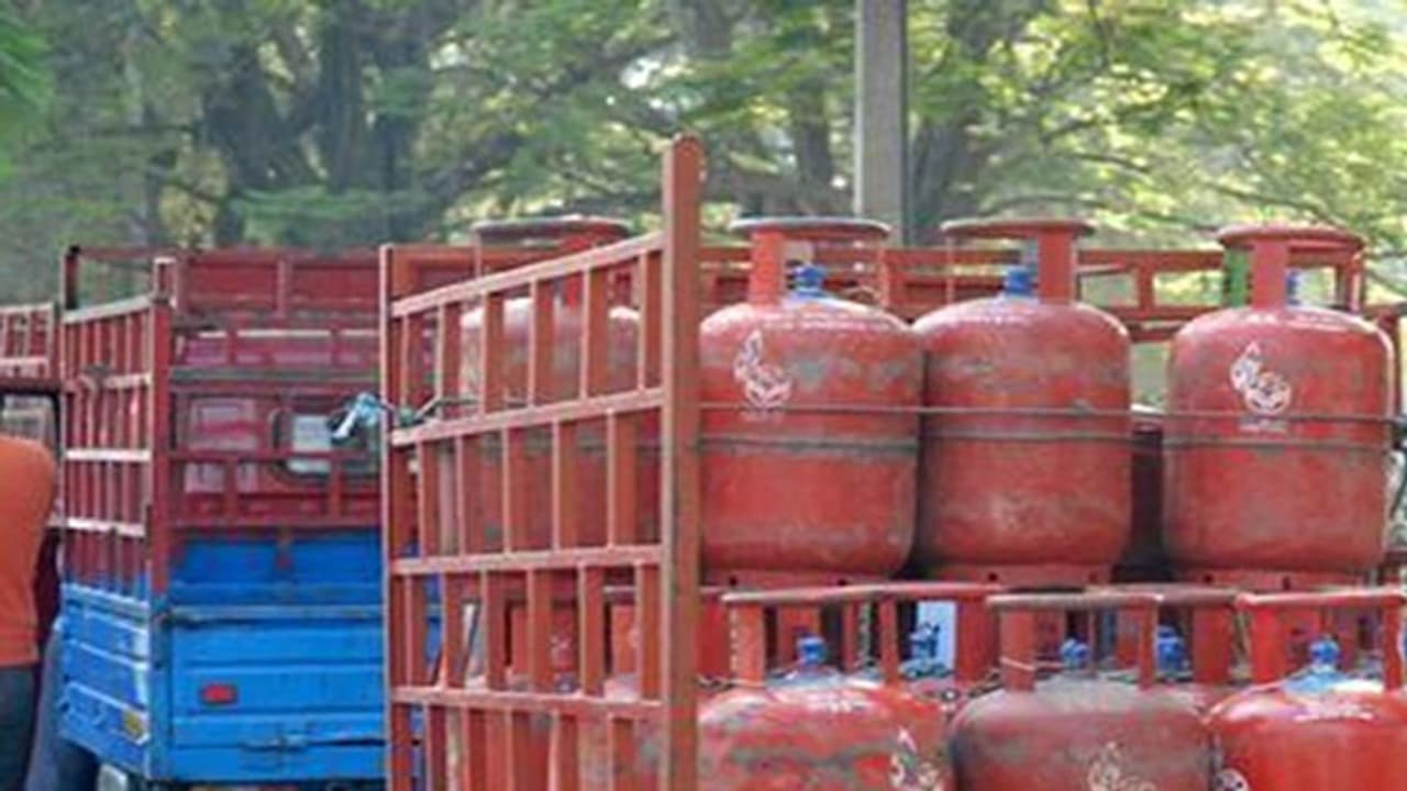 ಸಿಲಿಂಡರ್ ಗೆ ಹೆಚ್ಚು ಹಣ ಕೇಳಿದರೆ ಏಜೆನ್ಸಿಗೆ ದಂಡ ಸಿಲಿಂಡರ್ ಗೆ ಹೆಚ್ಚು ಹಣ ಕೇಳಿದರೆ ಏಜೆನ್ಸಿಗೆ ದಂಡ