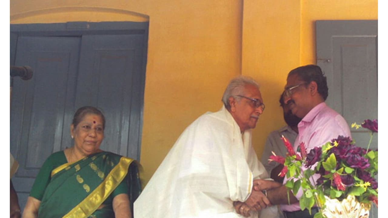 അധ്യാപകദിന സന്ദേശം നല്കുന്നതിനിടെ മുന്പ്രധാനാധ്യാപകന് കുഴഞ്ഞുവീണു മരിച്ചു അധ്യാപകദിന സന്ദേശം നല്കുന്നതിനിടെ മുന്പ്രധാനാധ്യാപകന് കുഴഞ്ഞുവീണു മരിച്ചു