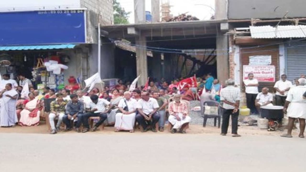 சாராயக் கடையை நிரந்தரமாக மூடச்சொல்லி கஞ்சி காய்ச்சி போராட்டம்; மக்களுக்கே வெற்றி! சாராயக் கடையை நிரந்தரமாக மூடச்சொல்லி கஞ்சி காய்ச்சி போராட்டம்; மக்களுக்கே வெற்றி!