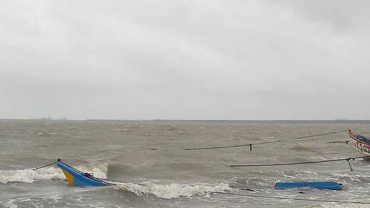 മുഖ്യമന്ത്രി ദുരിതബാധിത പ്രദേശം സന്ദര്ശിക്കുന്നു മുഖ്യമന്ത്രി ദുരിതബാധിത പ്രദേശം സന്ദര്ശിക്കുന്നു