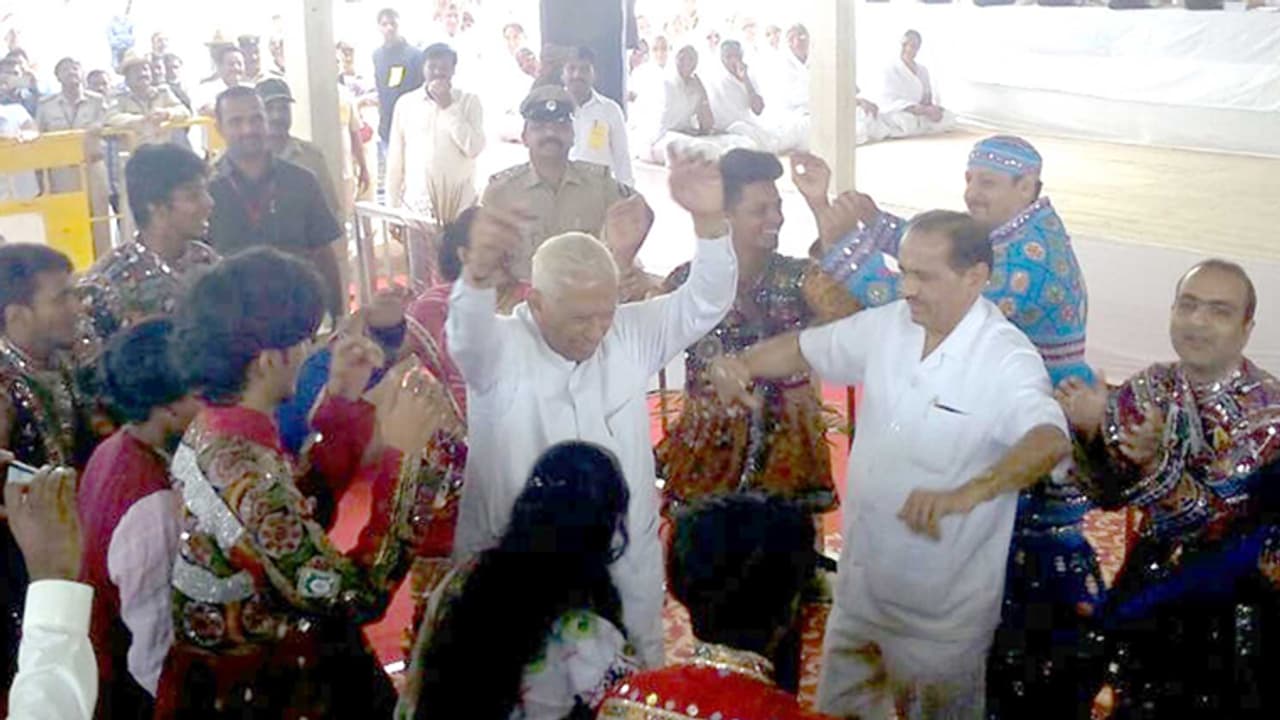 Karnataka Governor dances to Gujarati song Karnataka Governor dances to Gujarati song