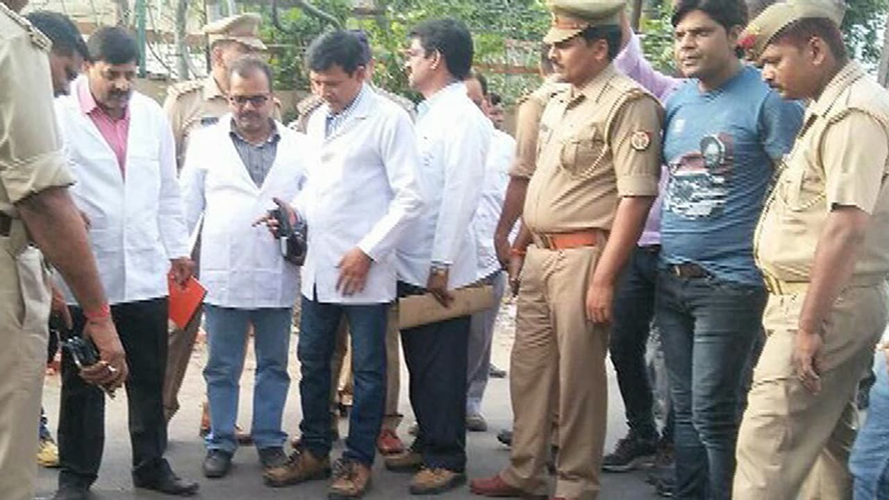 ತಿವಾರಿ ಕೇಸ್'ಗೆ ಹೊಸ ಟ್ವಿಸ್ಟ್? ಉ.ಪ್ರ. ಐಎಎಸ್ ಅಧಿಕಾರಿ ನಾರಾಯಣ ಪ್ರಭು ಮೇಲೆ ತಿವಾರಿ ಕುಟುಂಬದ ಸಂಶಯ ತಿವಾರಿ ಕೇಸ್'ಗೆ ಹೊಸ ಟ್ವಿಸ್ಟ್? ಉ.ಪ್ರ. ಐಎಎಸ್ ಅಧಿಕಾರಿ ನಾರಾಯಣ ಪ್ರಭು ಮೇಲೆ ತಿವಾರಿ ಕುಟುಂಬದ ಸಂಶಯ