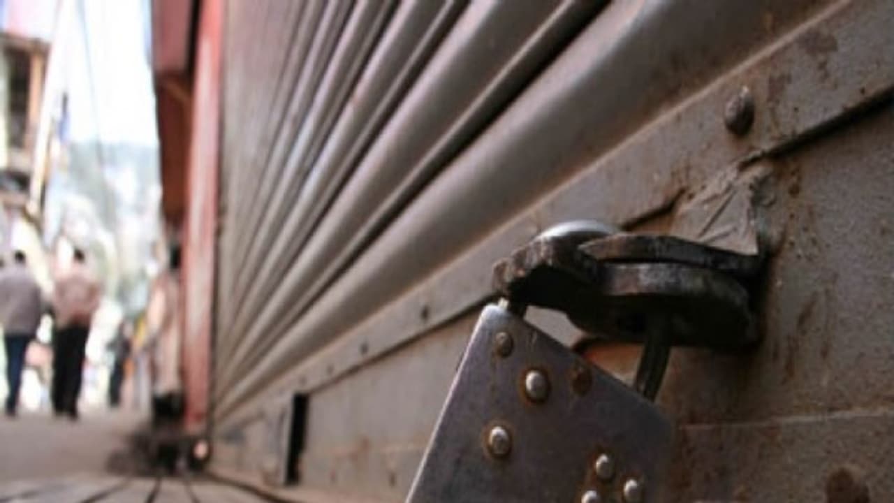 பிப்ரவரி 27 ஆம் தேதி அனைத்துக் கடைகளும் அடைப்பு வணிகர் சங்கம் திடீர் முடிவு... பிப்ரவரி 27 ஆம் தேதி அனைத்துக் கடைகளும் அடைப்பு வணிகர் சங்கம் திடீர் முடிவு...